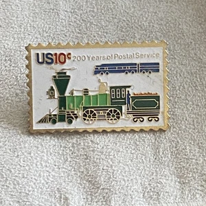 US 10c 200 años de servicio postal tren sello solapa sombrero corbata pin - Imagen 1 de 2