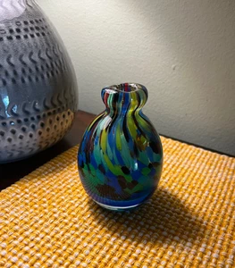Florero de vidrio soplado a mano azul verde rojo remolinos 4" - Imagen 1 de 9