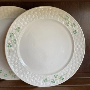 Juego de 2 platos de cena BELLEEK SHAMROCK BASKETWEAVE hechos en Irlanda porcelana de hueso - Imagen 1 de 8