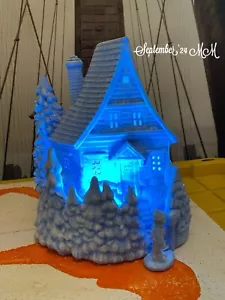 Vintage Ceramic House Mold, New Pour And Painted Lighted, Battery Light & Remote - Picture 1 of 7