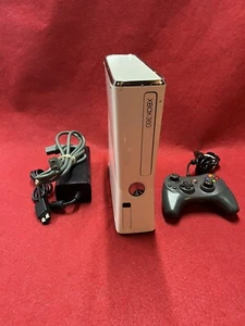 Consola Xbox 360 S Slim Edición Especial BLANCA Modelo: 1439 320GB - Imagen 1 de 11