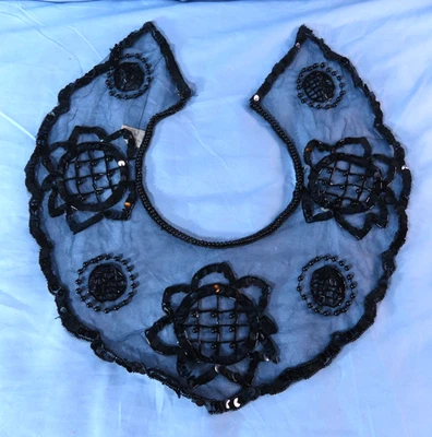 COLLAR DE ENCAJE DE MALLA NEGRA vintage con cuentas y lentejuelas FLOR REDONDA noche Art Deco Foto 1 de 4