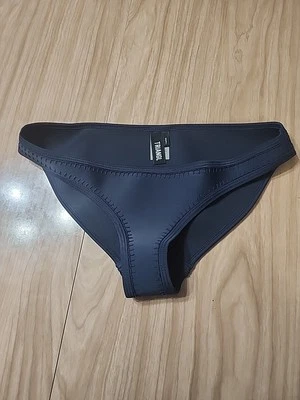 Parte inferior de natación triangular, azul marino, pequeña Foto 1 de 4