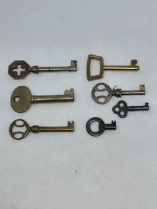 KONVOLUT 7 ALTE ANTIKE MESSING & EISEN SKELETT SCHLÜSSEL - Bild 1 von 4