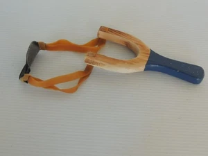 Vintage  Wooden Sling Shot / hand caved with rubber band and leather - Picture 1 of 3