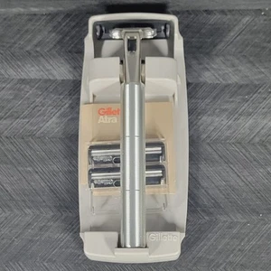 Vintage Gillette Atra MANICO ALLUMINIO 2 cartucce doppia lama girevole anni 80 scatola aperta - Foto 1 di 16