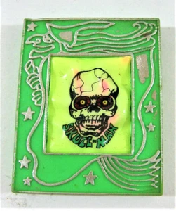 Dije Monstruo enmarcado en la Oscuridad Skull Man de Colección Años 70 Venta Juguete Stock Antiguo GW - Imagen 1 de 1