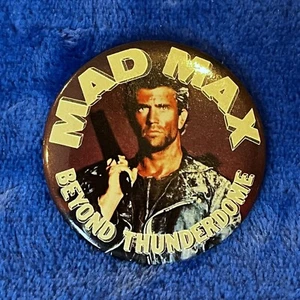 MAD MAX: BEYOND THUNDERDOME Movie Theater Promo 2.25" Pinback Button 1985 Vintage - Bild 1 von 4