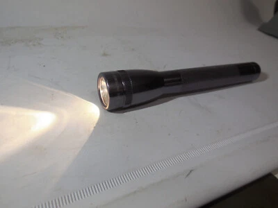 Linterna usada MINI MAG LIGHT plateada cromada MAGLITE hecha en EE. UU. Foto 1 de 4