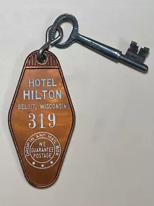"Llavero de habitación de motel ""Hotel Hilton"" y llave esqueleto Beloit Wisconsin #319 MUY RARO" - Imagen 1 de 2