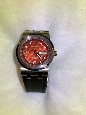 Relógio de quartzo masculino Mercedes Benz resistente à água mostrador vermelho pulseira de borracha preta - Imagem 1 de 4