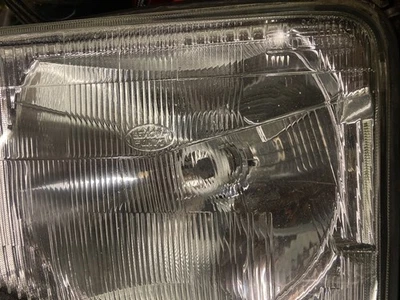 LAND ROVER DISCOVERY ONE O/S HEADLIGHT  ONLY USED FOR 2 YEARS - image 1 of 4