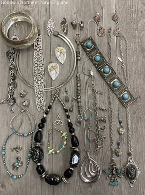 Lote de bisutería tono plata con brazaletes gruesos collares pendientes turquesa Foto 1 de 4