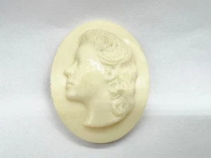 SPILLA CAMMEO PLASTICA VINTAGE DONNA PROFILO RILIEVO CREMA OVALE RETRÒ COSTUME GIOIELLO - Foto 1 di 6