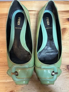 Fendi Beauty Gürtelschnalle Design offene Zehenpartie grün Lackleder Flats Gr. 38,5 / 8 - Bild 1 von 13