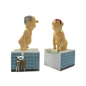 Loriot Buchstütze Herren im Bad 2 Buchstützen für Bücherregal Bücher 1 Paar - Bild 1 von 12