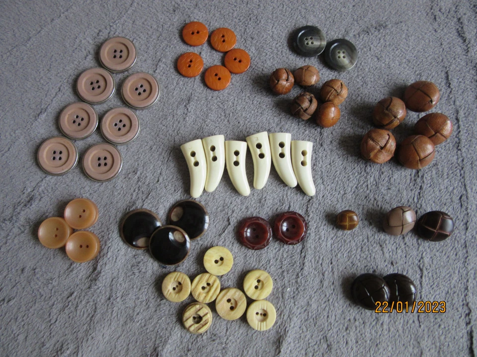 Knöpfe - braun/beige/weiß/ leder farbene Knöpfe - verschiedene Formen  52 Stück - Bild 1 von 1