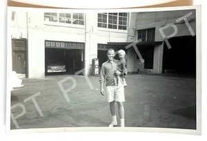 Foto encontrada de colección 1960 Street View coche clásico instantánea de guapo padre e hijo U - Imagen 1 de 4