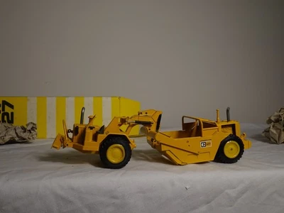 Raspador de trator de rodas NZG models 122 Caterpillar 621 novo na caixa - Imagem 1 de 4