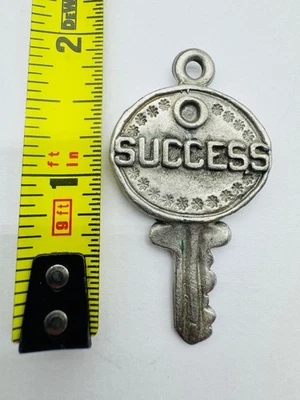 Colgante Gallo Peltre Llave Éxito 2 Pulgadas Artesanal Dije Foto 1 de 2