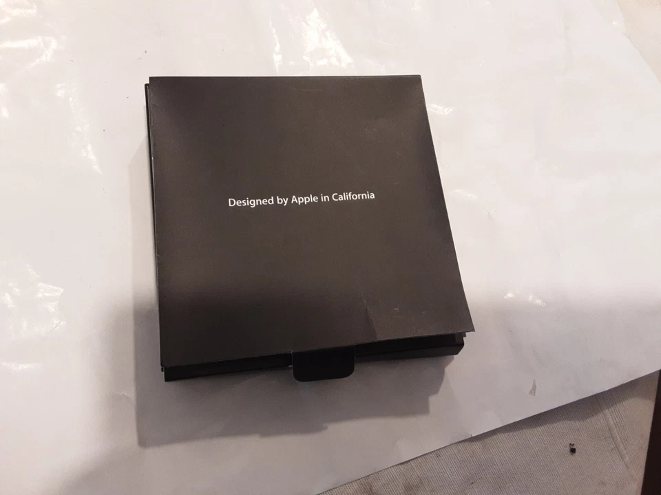 Apple Mac OS X Server 10.4 Tiger - Unlimited Clients (M9768Z/A). REF:SOFTWARE - Image 1 of 3