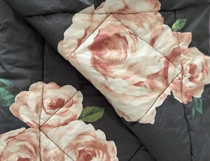 Pottery Barn Emily Meritt Bed Of Roses Bettdecke - XL Twin - schwarz & rouge/pink - Bild 1 von 4