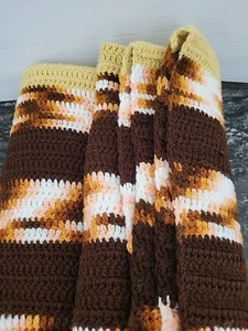 Manta de ganchillo vintage dorada marrón grande 66"x40" hecha a mano estilo retro - Imagen 1 de 4