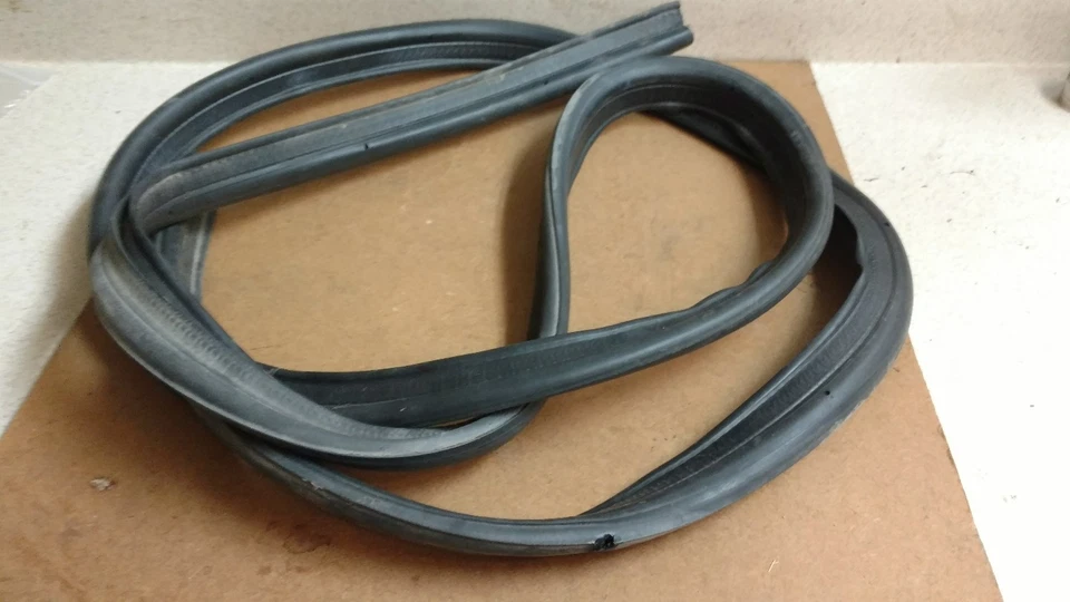 1999 年 Oldsmobile Alero Trunk Lid Weaterstrip — 第 1/3 张图片