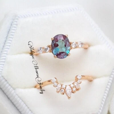 Conjunto de anillos de compromiso de alejandrita de corte ovalado únicos de colección anillo de oro rosa de 18 quilates Foto 1 de 3