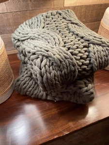 (2) Pottery Barn Colossal Handknit Pillow Cover Olive Green EXCELLENT CONDITION - Picture 1 of 8