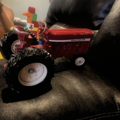 Tractor agrícola de juguete International Harvester metal rojo llantas blancas de 8" de largo 1/16 Foto 1 de 4