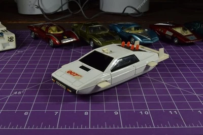 Corgi 007 Lotus Espriti, with 4x missiles and working mechanism - Image 1 of 4