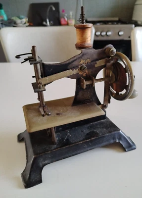 ANCIENNE PETITE MACHINE A COUDRE POUR ENFANT MARQUE S.M.J - Photo 1/4