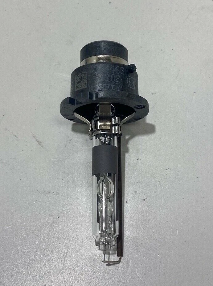 Genuine Volvo S40 / S60 / S80 / V40 / V70 / XC90 Headlamp Bulb 989833 - Image 1 of 4