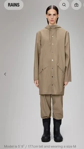 Chaqueta impermeable con capucha larga unisex Rains nueva con etiquetas, color topo, talla Mediano, precio de venta sugerido por el fabricante 140 USD - Imagen 1 de 4