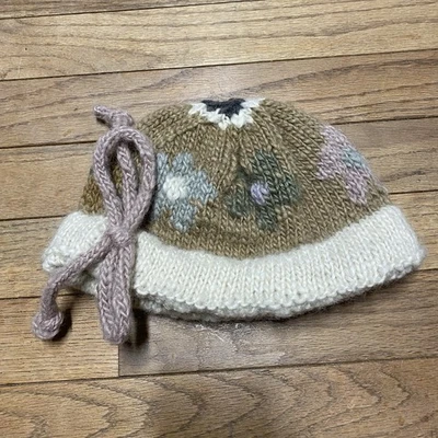 Gorro Tara 100 % lana hilado a mano con diseño floral para mujer OS Nepal Foto 1 de 4