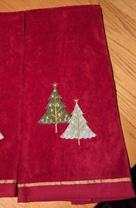 (2) Avanti Bath Towels Christmas Red With Green & Gold Trees, Gold Border ~soft~ - Picture 1 of 5