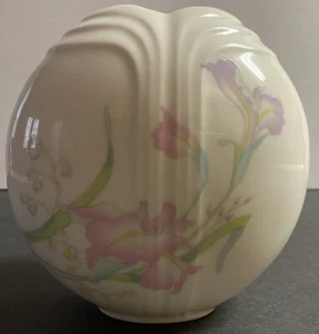 Toyo Misty Japan White Porcelain Vase w/Flowers 4 1/2 " Light Pink & Green - Picture 1 of 8