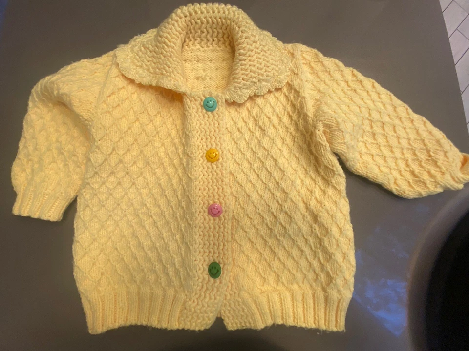 Suéter Hecho a Mano Niñas Pequeñas Amarillo Tejido con Cable Crochet Cara Feliz Botón Talla 4-6 Foto 1 de 4