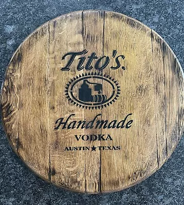 Autêntica decoração de bar (Tito’s Vodka) tampa de barril de uísque bourbon madeira arte de parede - Imagem 1 de 4