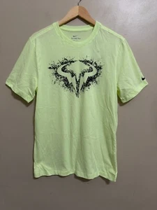 Nike Court Dri-FIT Rafa Nadal Bull Uomo M Tennis T-Shirt Volt FD0032-701 NUOVA - Foto 1 di 6