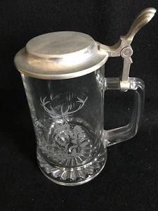 Vaso transparente de piedra de cerveza con tapa de peltre de alce grabada - Imagen 1 de 9