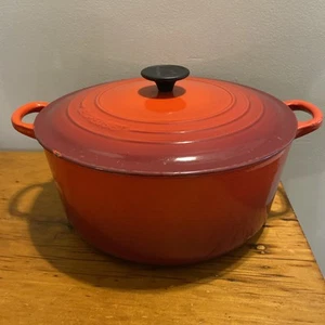 LE CREUSET 7,25 cuartos Horno holandés #28 rojo naranja esmalte hierro fundido con tapa - Imagen 1 de 17