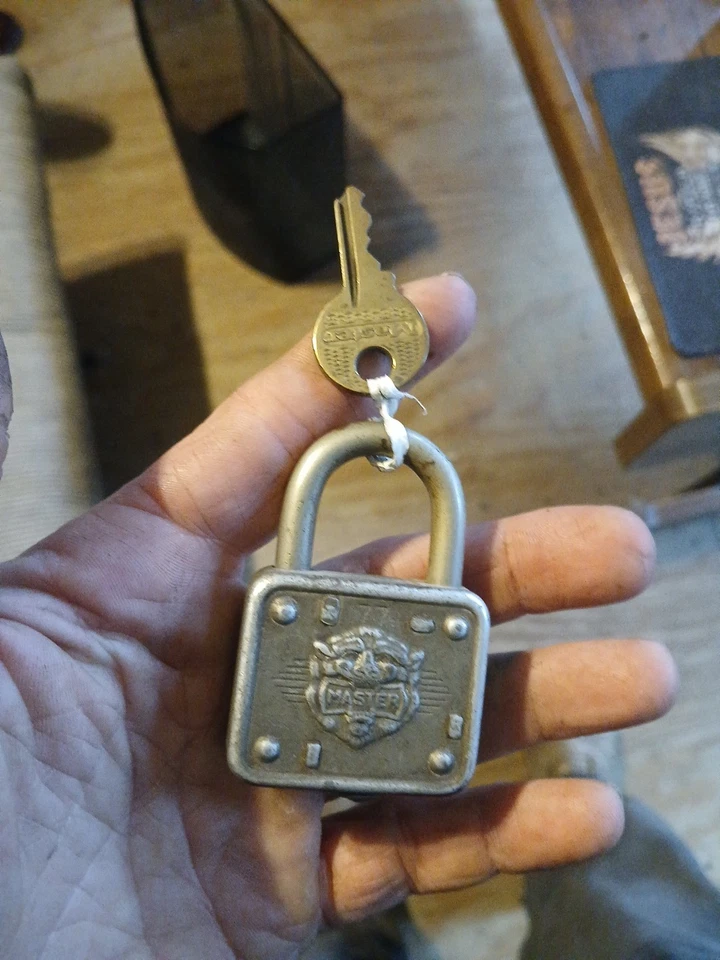 Candado cabeza de león Master Lock 77 vintage con llave funciona rhink Foto 1 de 2