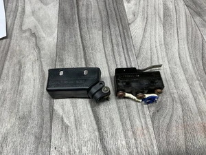 OMRON Z-15GW35-B INTERRUPTOR DE PRESIÓN ACCIÓN SPDT 15A 250V CON CUBIERTA #51D53 - Imagen 1 de 3