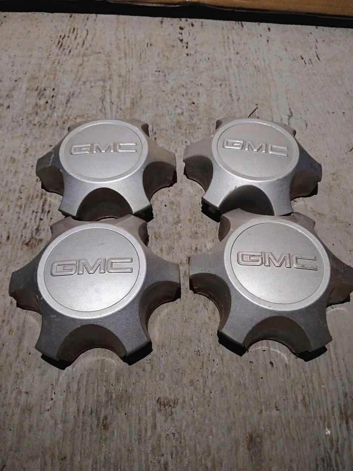 СЕРЕБРЯНЫЕ ЦЕНТРАЛЬНЫЕ КОЛПАКИ GMC ACADIA 2013-2017 — НАБОР ИЗ 4 — 7052 — 9596876 — ОТ ОРИГИНАЛЬНОГО ПРОИЗВОДИТЕЛЯ - Изображение 1 из 3