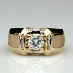 Anello Anniversario Uomo Diamante Taglio Rotondo 2Ct Creato Lab Placcato Oro Giallo 14K - Foto 1 di 7