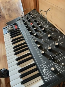 Sintetizador analógico semimodular Moog Grandmother 32 teclas versión oscura - Imagen 1 de 5