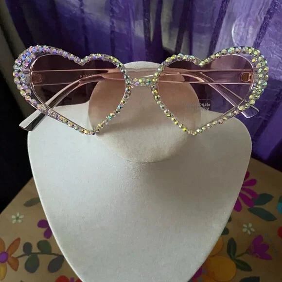 SALE Crystal-studded Heart Sunglasses UV Protection NWT - Изображение 1 из 1