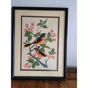 Arte vintage de fibra de aves con acabado crewel y enmarcado años 70 - Imagen 1 de 4